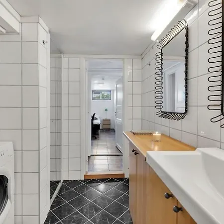 Modern With Sleeping Space For 4 & Parking Included Apartament