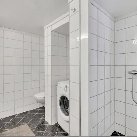 Modern With Sleeping Space For 4 & Parking Included Apartament *