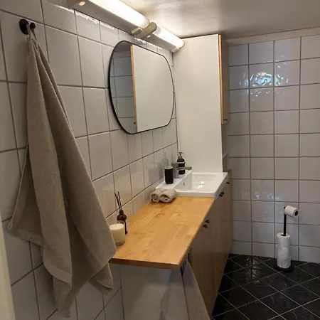 Modern With Sleeping Space For 4 & Parking Included Apartament