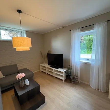 Modern With Sleeping Space For 4 & Parking Included Apartament *