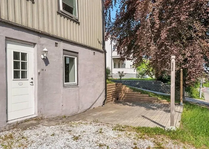 Cozy & Renovated - Sleeps 4! *
