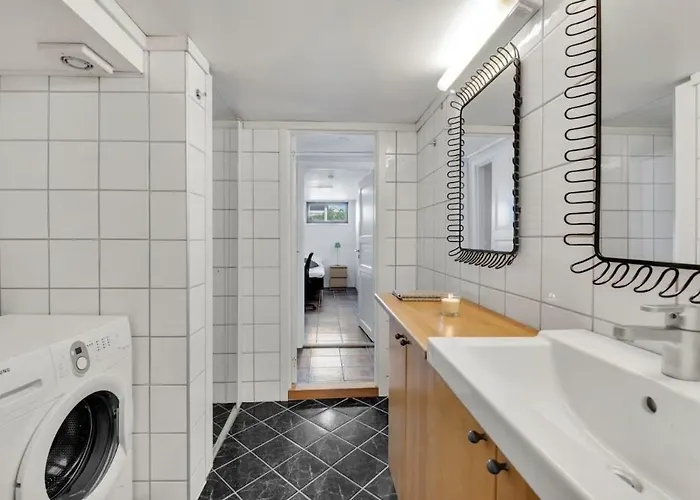 Cozy & Renovated - Sleeps 4! Апартаменты